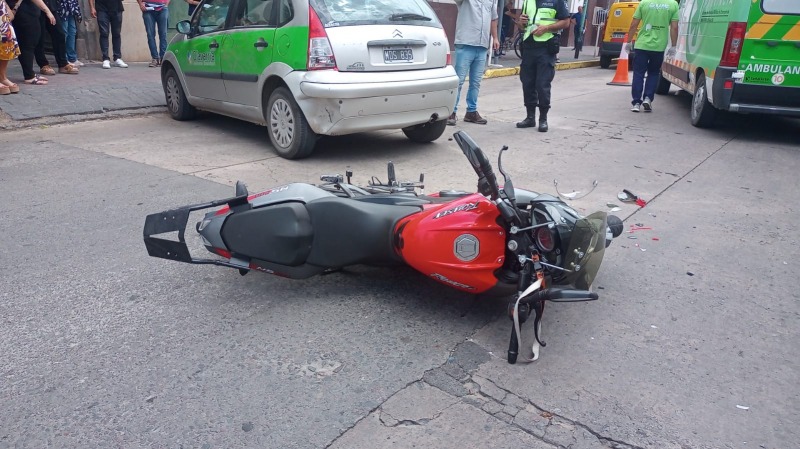Motociclista herido tras un choque con un auto de la Municipalidad